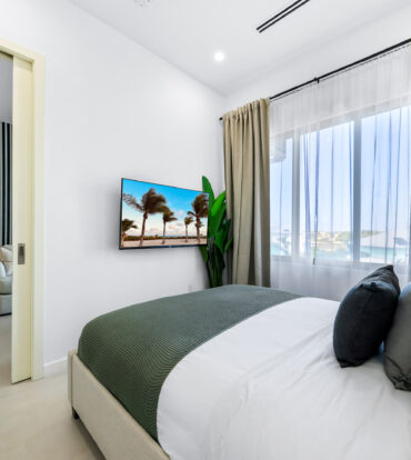 HARBOUR WALK 211, 1 BED + DEN