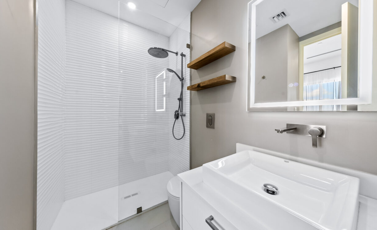 HARBOUR WALK 211, 1 BED + DEN