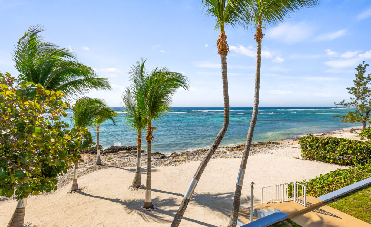 MOON BAY 6, BEACHFRONT 2 BED