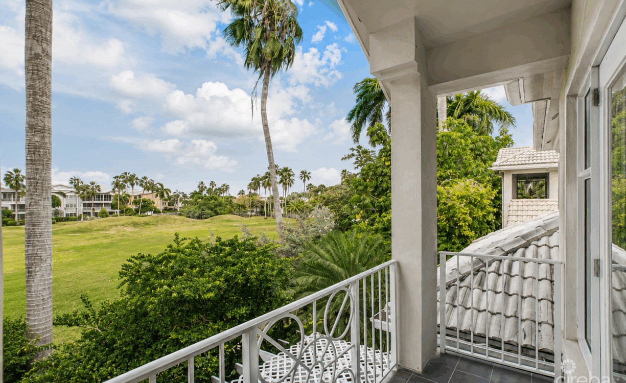 RARE KING'S COURT VILLA IN BRITANNIA | SEVEN MILE BEACH CORRIDOR
