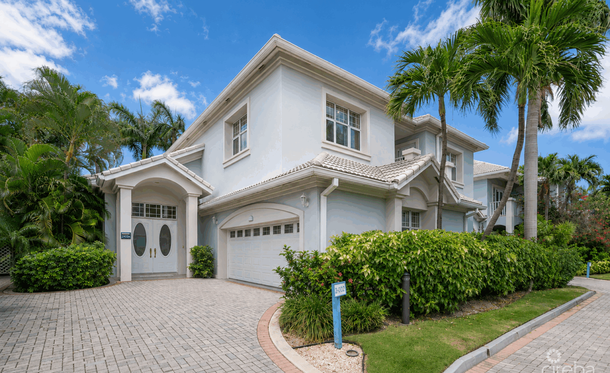 RARE KING'S COURT VILLA IN BRITANNIA | SEVEN MILE BEACH CORRIDOR