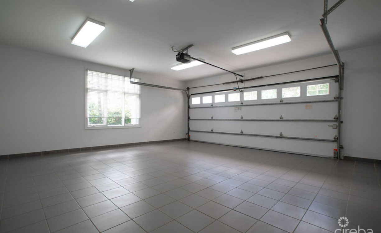 RARE KING'S COURT VILLA IN BRITANNIA | SEVEN MILE BEACH CORRIDOR