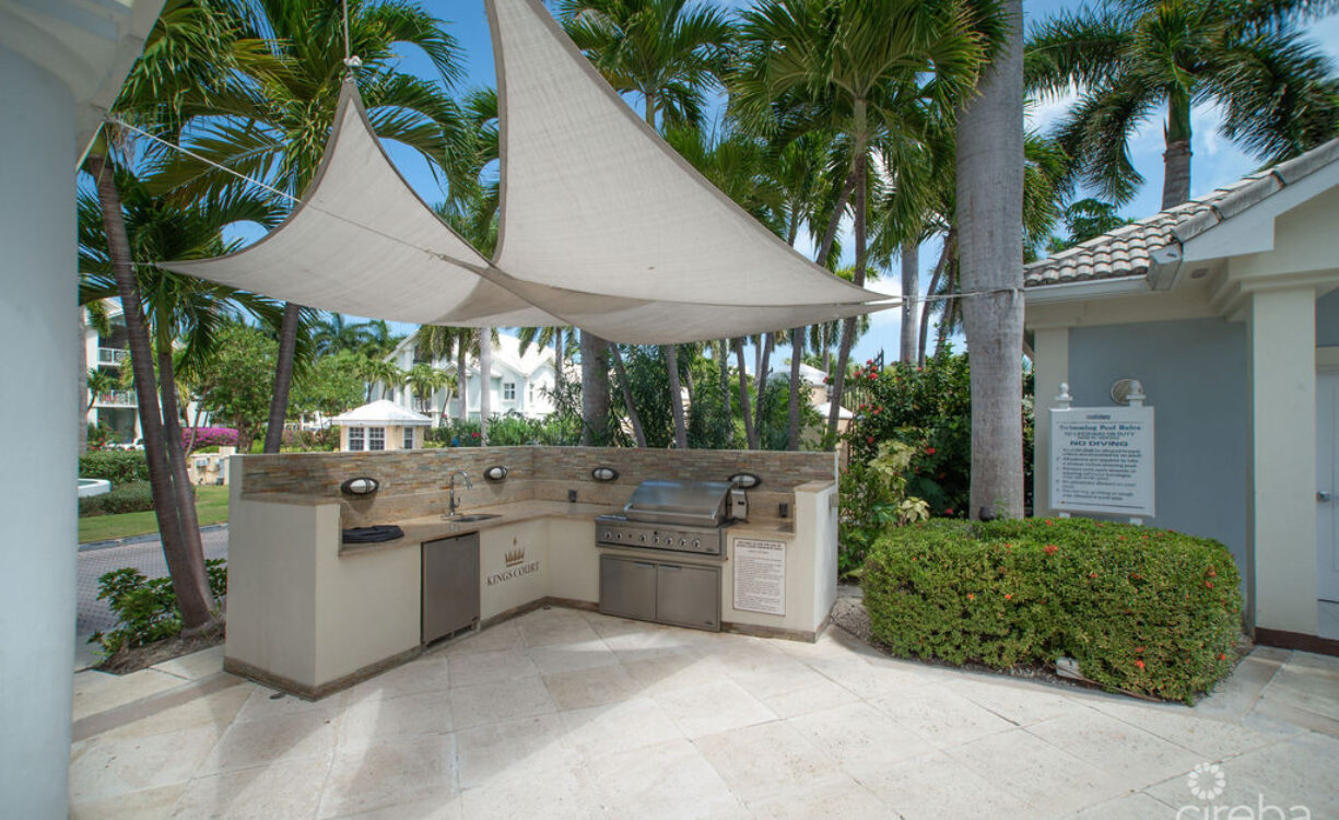 RARE KING'S COURT VILLA IN BRITANNIA | SEVEN MILE BEACH CORRIDOR