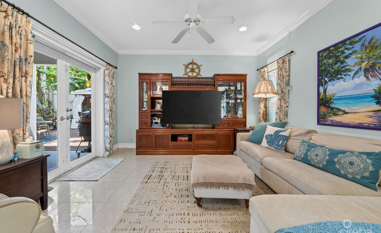 SAVANNAH 3 BED HOME WITH 1 BED RENTAL INCOME - $25K KYD CASHBACK INCENTIVE.