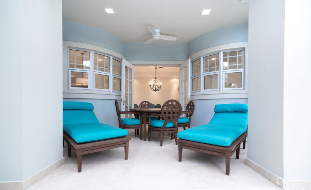 RARE KING'S COURT VILLA IN BRITANNIA | SEVEN MILE BEACH CORRIDOR