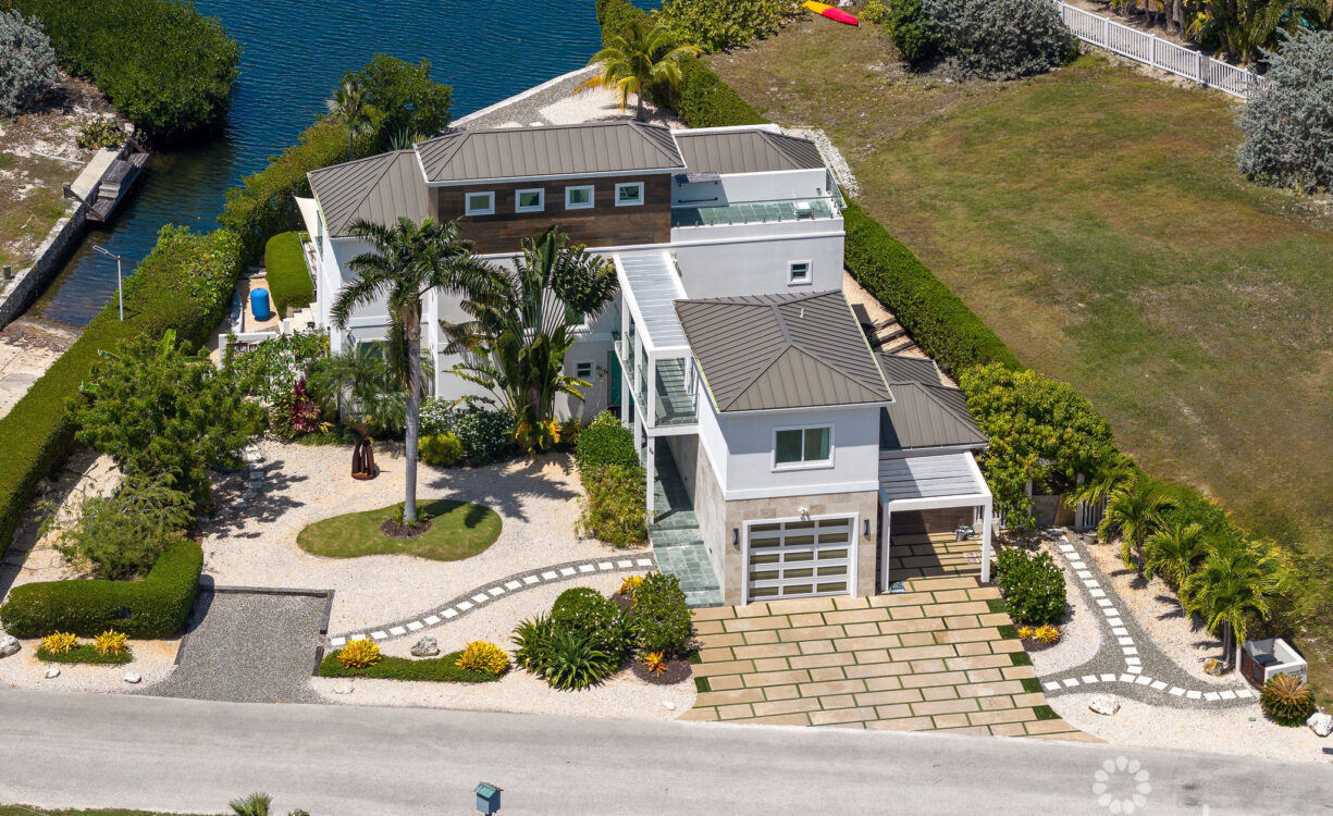 24  SHOREWINDS TRAIL, THE SHORES FAMILY HOME