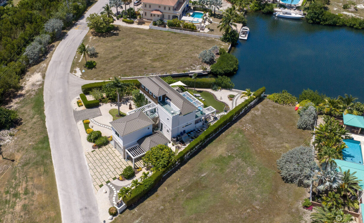 24  SHOREWINDS TRAIL, THE SHORES FAMILY HOME