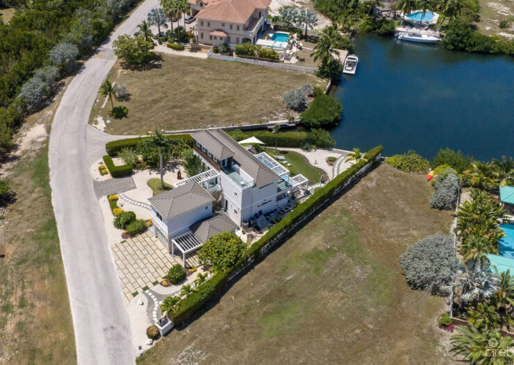 24  SHOREWINDS TRAIL, THE SHORES FAMILY HOME