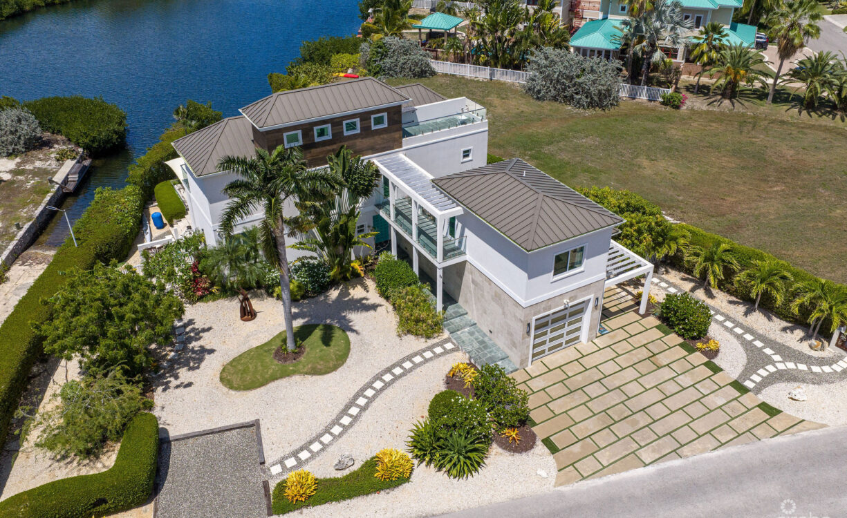 24  SHOREWINDS TRAIL, THE SHORES FAMILY HOME