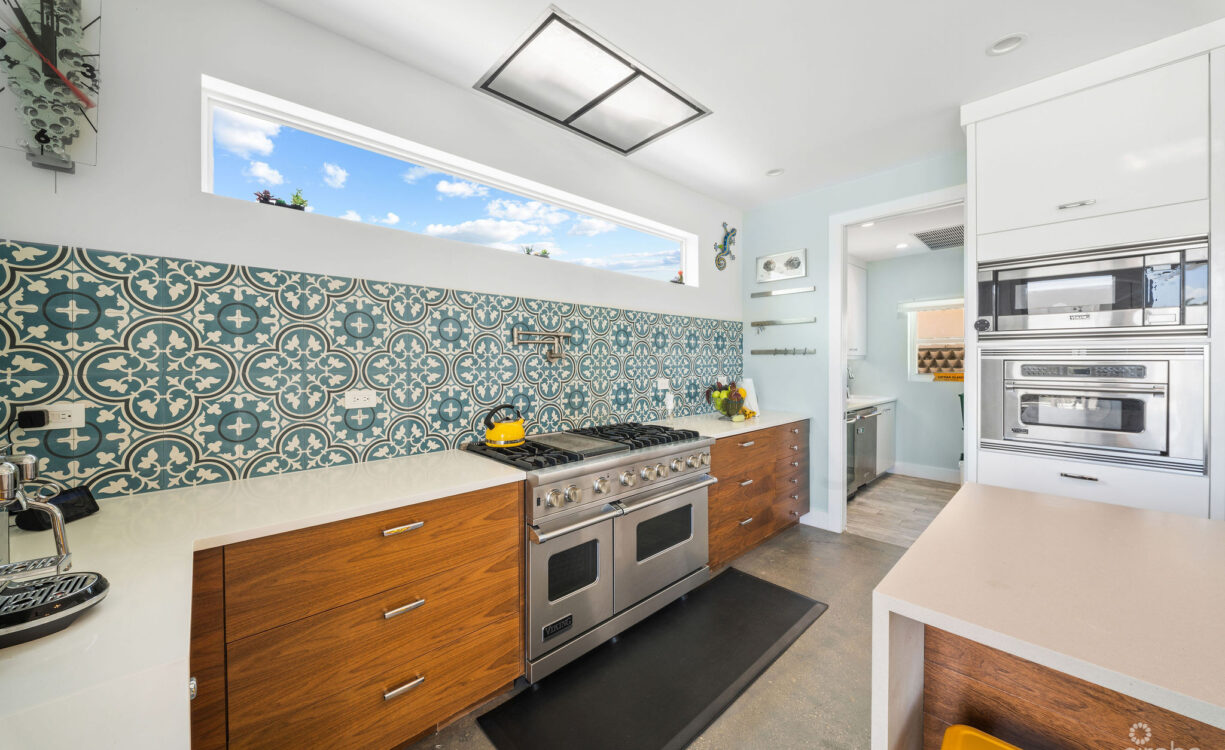 24  SHOREWINDS TRAIL, THE SHORES FAMILY HOME