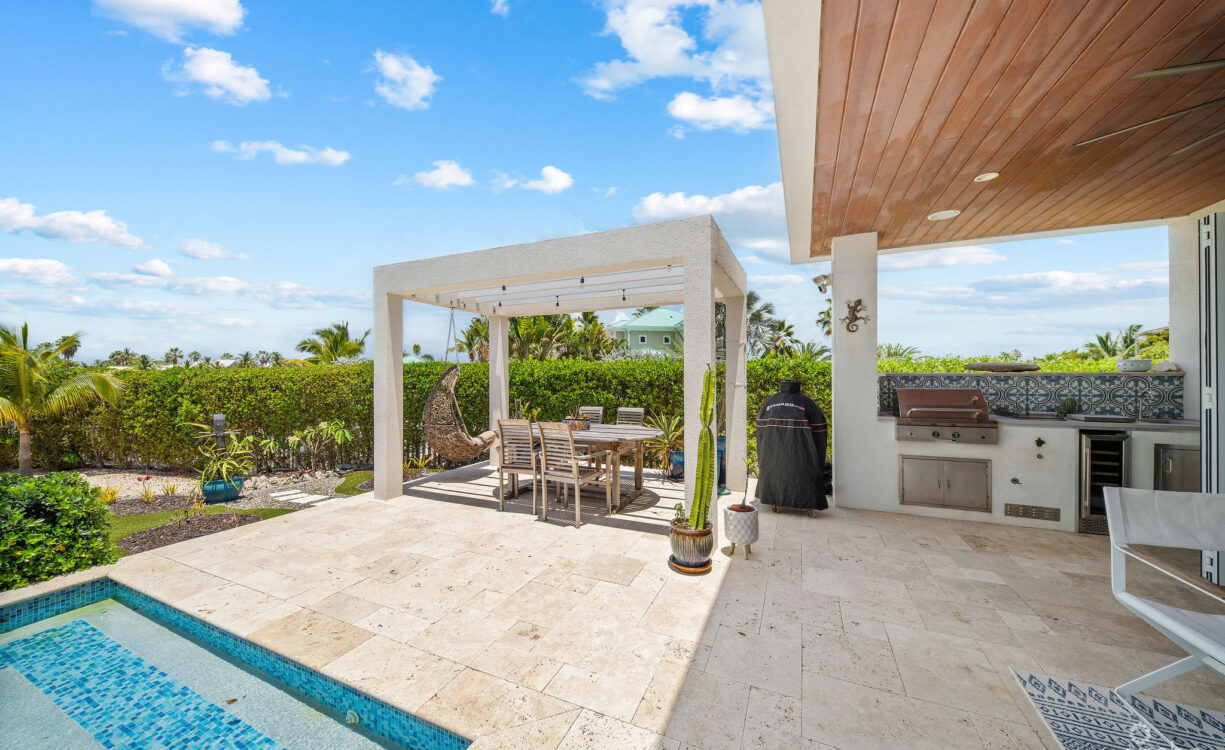 24  SHOREWINDS TRAIL, THE SHORES FAMILY HOME