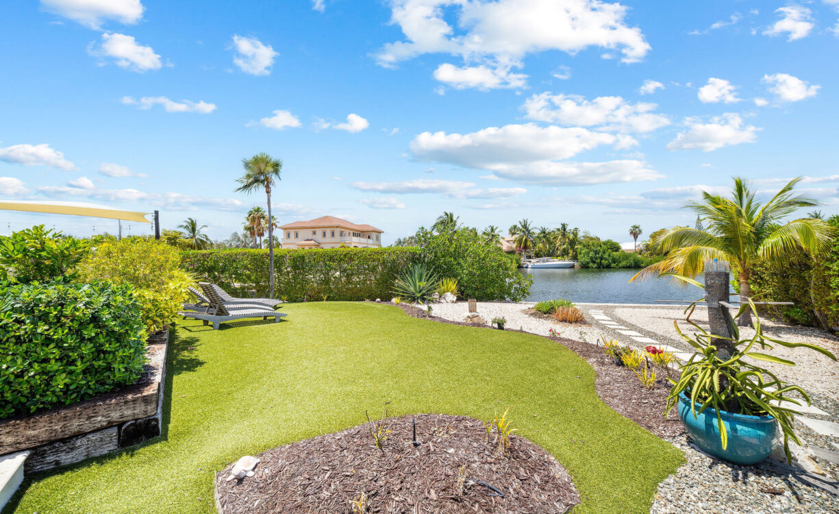 24  SHOREWINDS TRAIL, THE SHORES FAMILY HOME