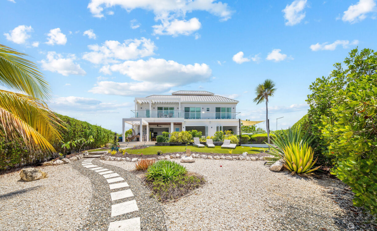 24  SHOREWINDS TRAIL, THE SHORES FAMILY HOME