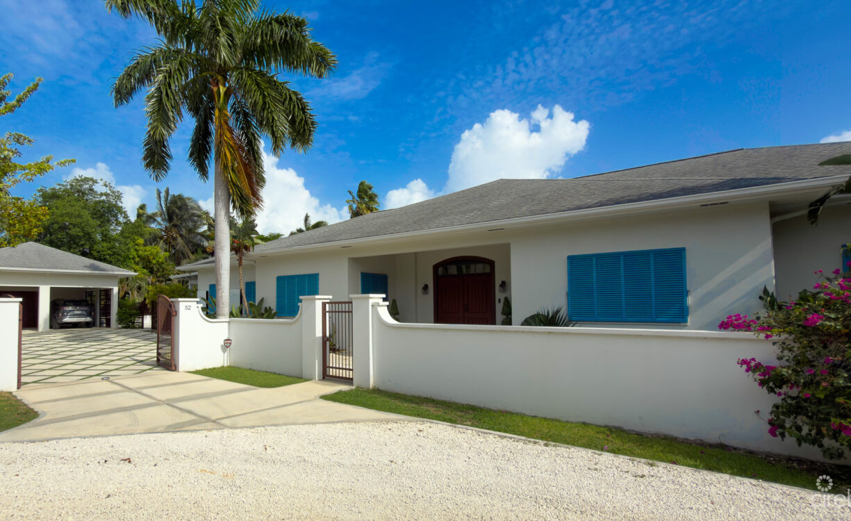 SEVEN MILE BEACH CORRIDOR FAMILY HOME