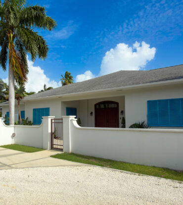 SEVEN MILE BEACH CORRIDOR FAMILY HOME
