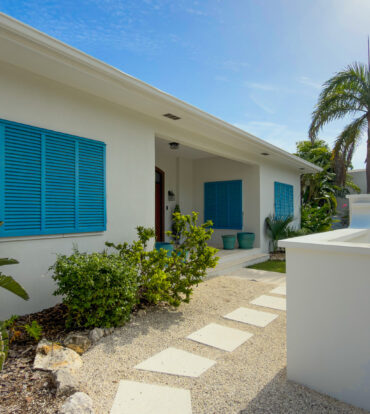 SEVEN MILE BEACH CORRIDOR FAMILY HOME