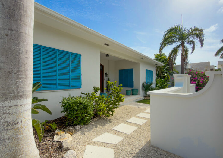 SEVEN MILE BEACH CORRIDOR FAMILY HOME