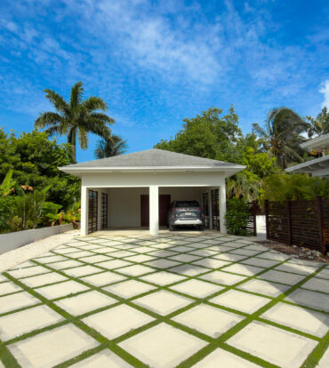 SEVEN MILE BEACH CORRIDOR FAMILY HOME