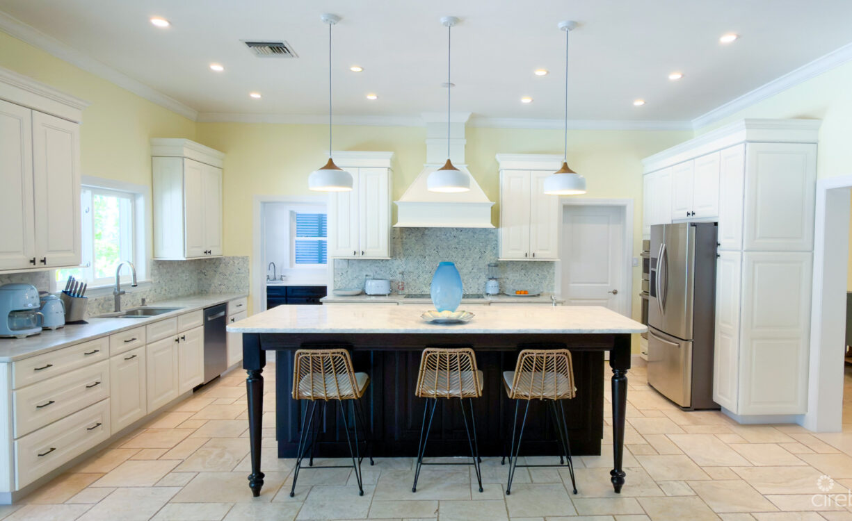 SEVEN MILE BEACH CORRIDOR FAMILY HOME