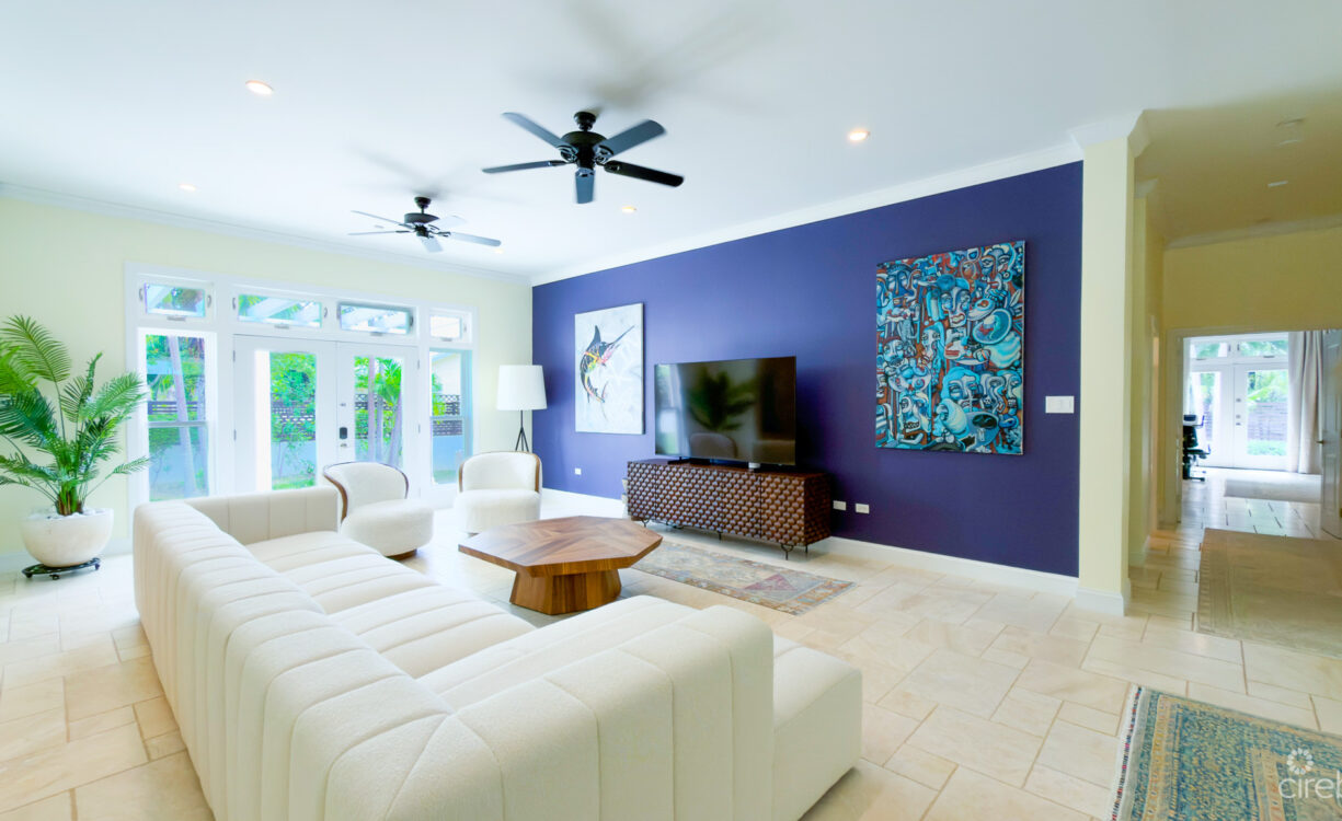 SEVEN MILE BEACH CORRIDOR FAMILY HOME