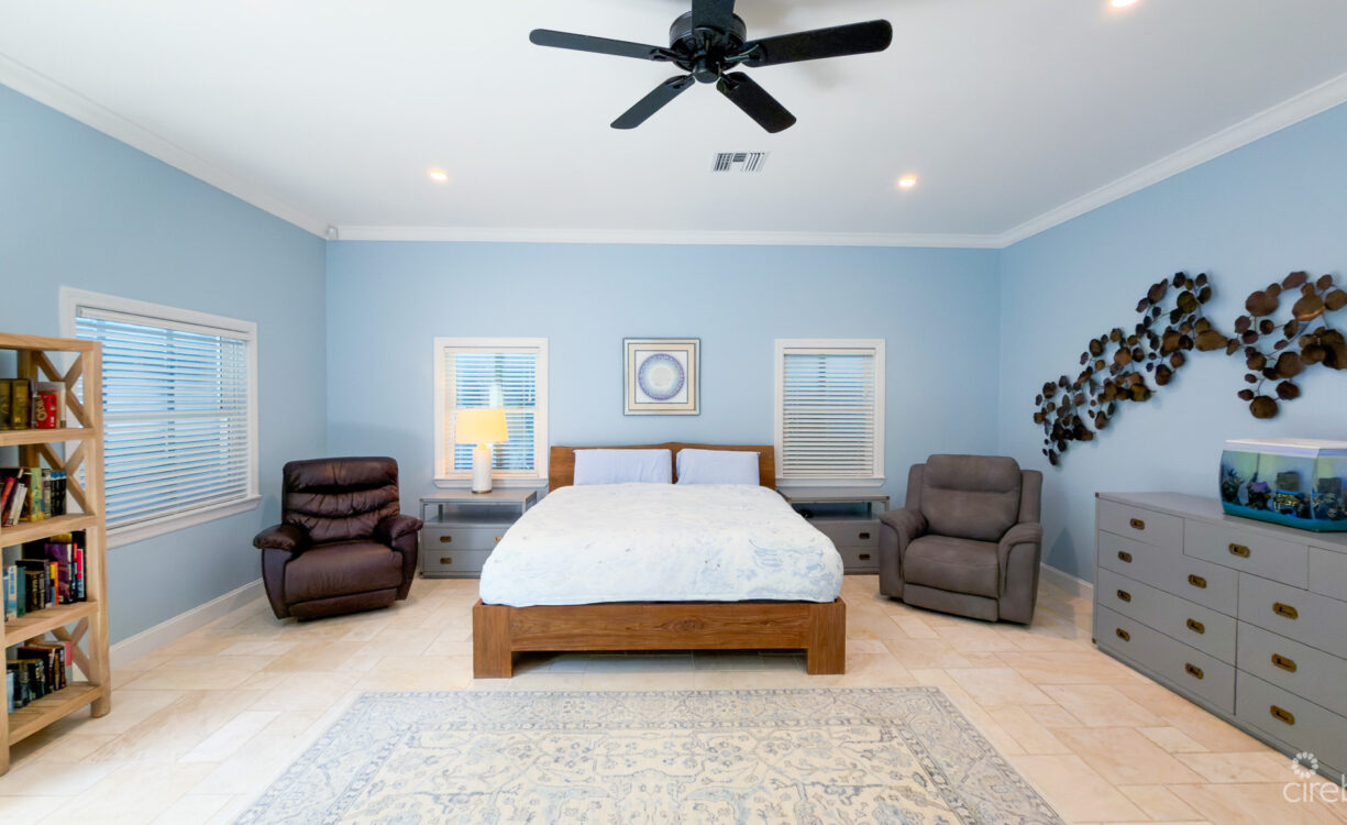 SEVEN MILE BEACH CORRIDOR FAMILY HOME