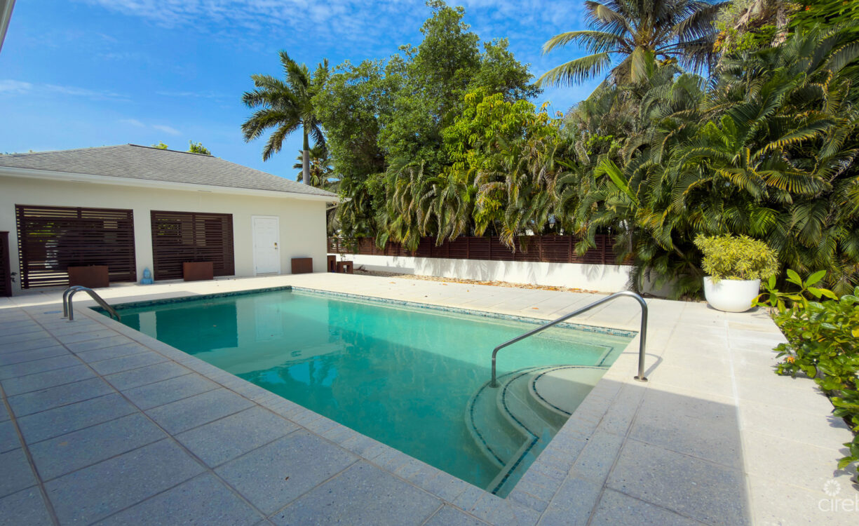 SEVEN MILE BEACH CORRIDOR FAMILY HOME