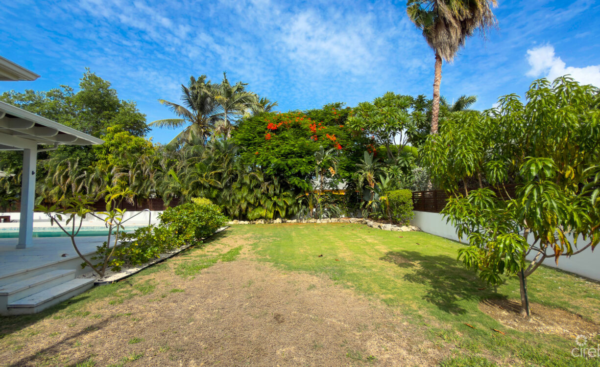SEVEN MILE BEACH CORRIDOR FAMILY HOME