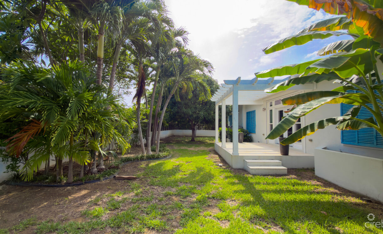 SEVEN MILE BEACH CORRIDOR FAMILY HOME