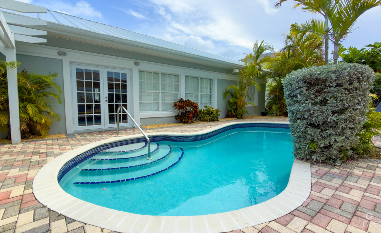 SNUG HARBOUR ANDREW DRIVE - 4 BEDROOM FAMILY HOME IN THE SEVEN MILE BEACH CORRIDOR