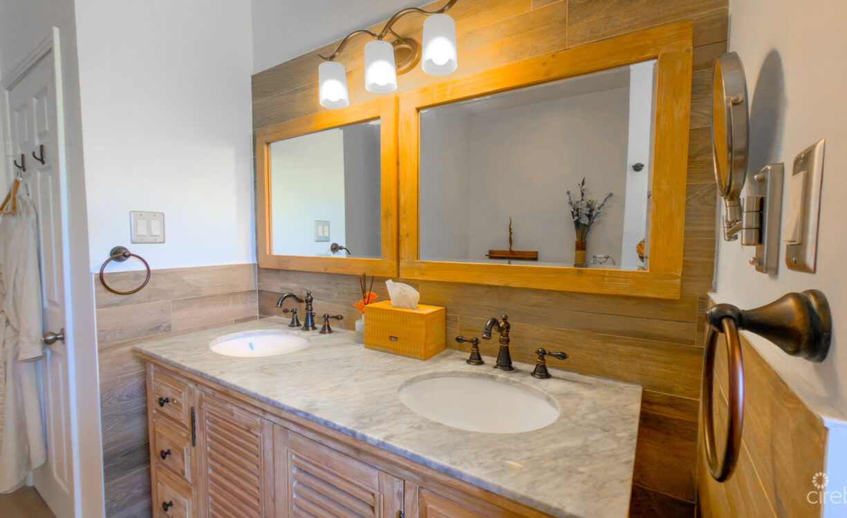 SNUG HARBOUR ANDREW DRIVE - 4 BEDROOM FAMILY HOME IN THE SEVEN MILE BEACH CORRIDOR