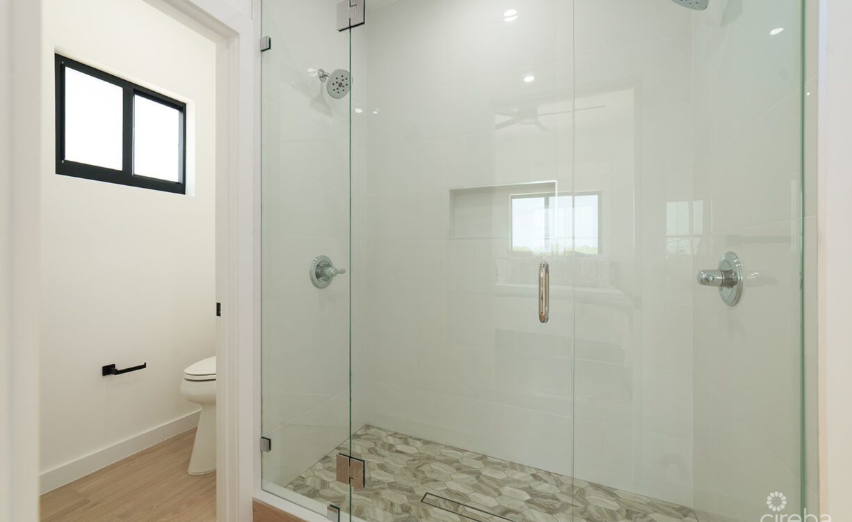 2 BEDROOM, 2.5 BATHROOM DUPLEX IN LOOKOUT GARDEN