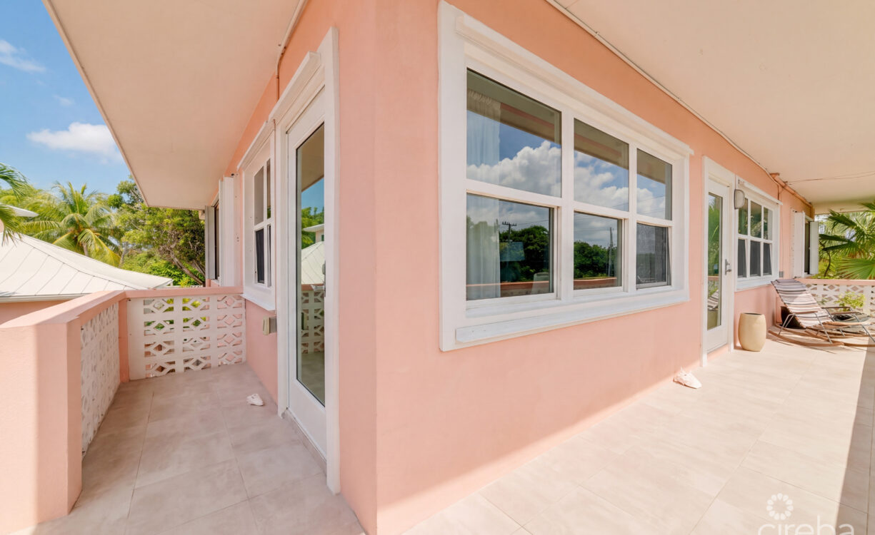 WINTERHAVEN BEACHFRONT 3 BED