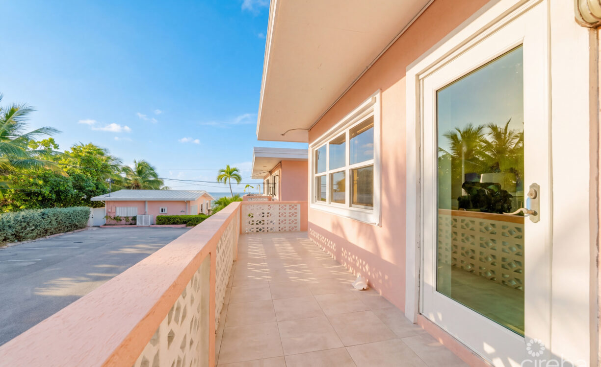 WINTERHAVEN BEACHFRONT 3 BED