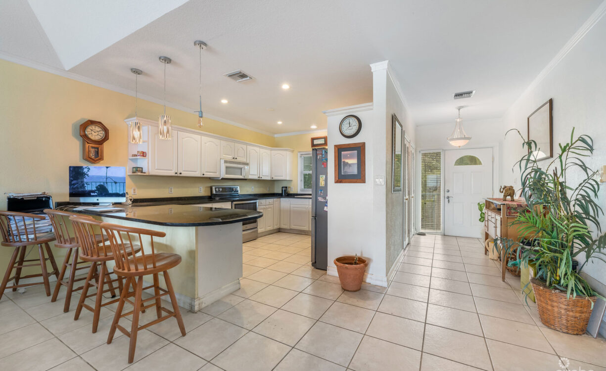 OCEAN POINTE VILLAS  3 BED, 2 BATH, 2ND FLOOR PENTHOUSE