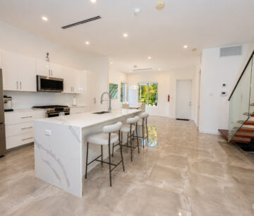 TWENTY 40 #16 LUXURY CANALFRONT END UNIT TOWNHOME
