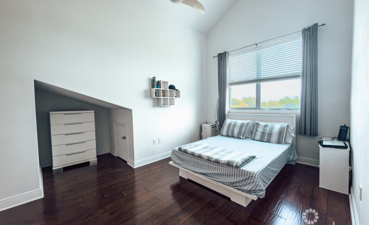 EMERALD ISLE 2 BEDROOM TOWNHOUSE