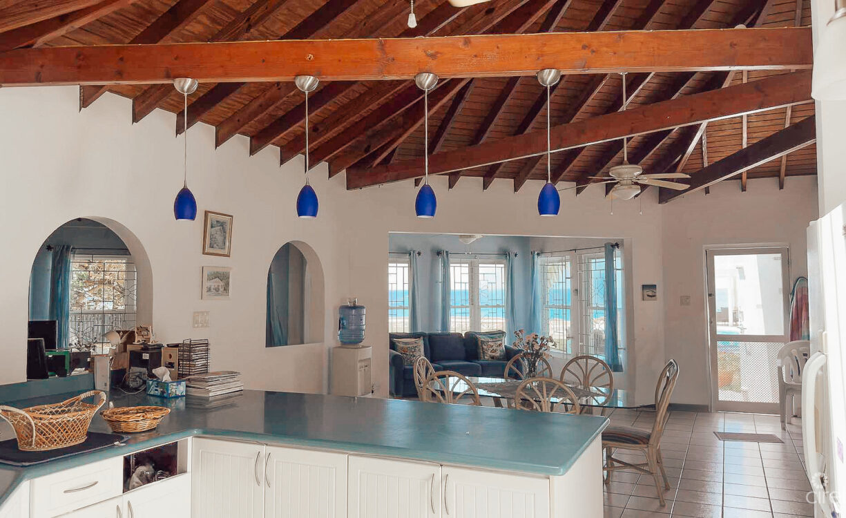 VILLA ADEL OCEANFRONT HOME