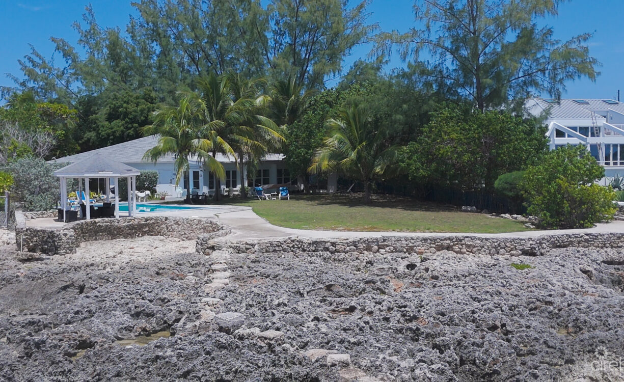 VILLA ADEL OCEANFRONT HOME