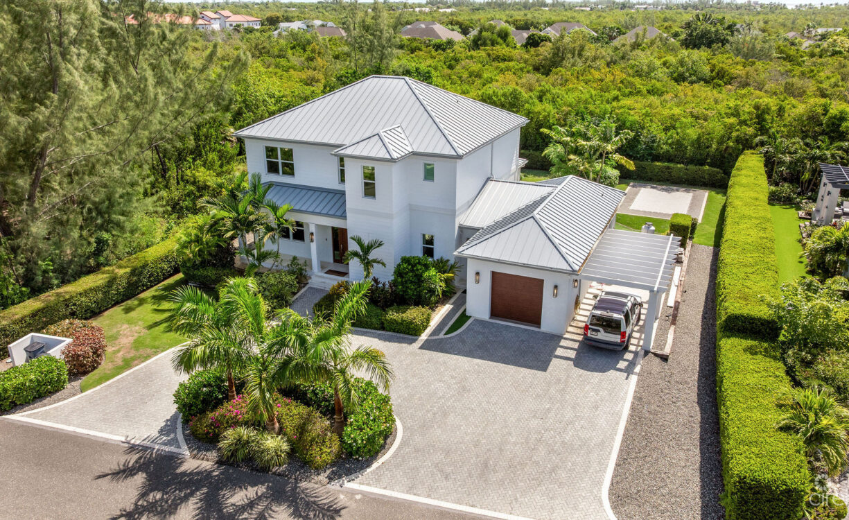 THE LAKES EXECUTUVE FAMILY HOME WITH POOL