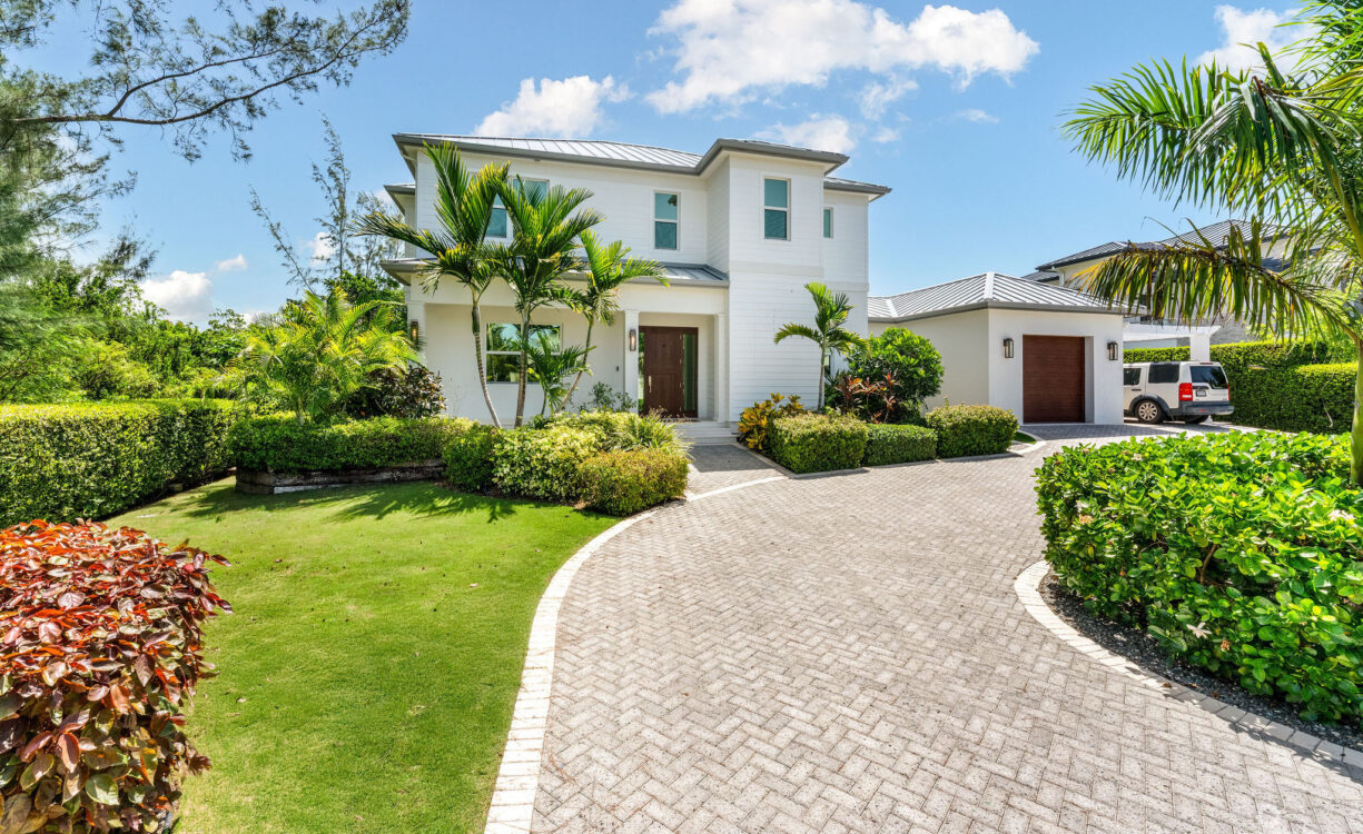 THE LAKES EXECUTUVE FAMILY HOME WITH POOL