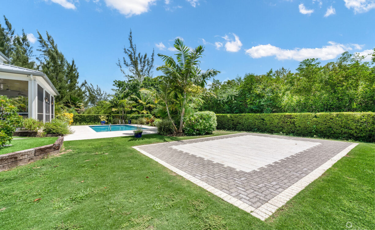 THE LAKES EXECUTUVE FAMILY HOME WITH POOL