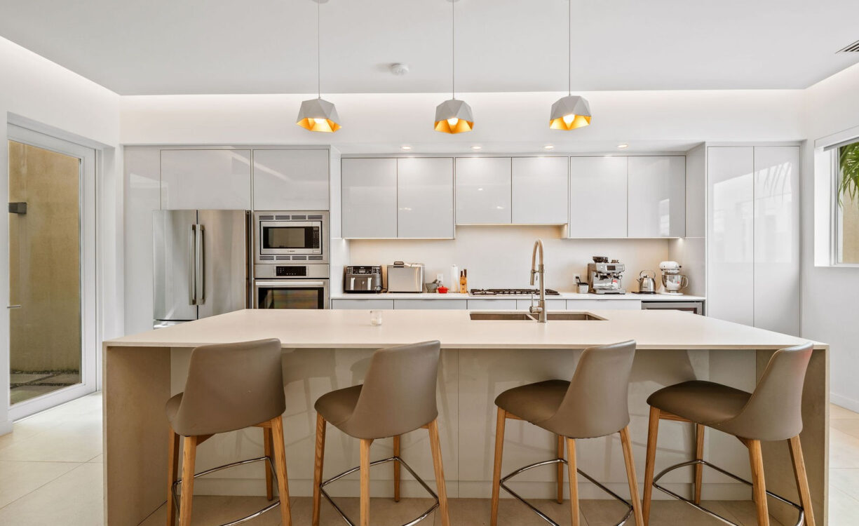 SOLARA #104 | LUXURY TOWNHOUSE IN CRYSTAL HARBOUR
