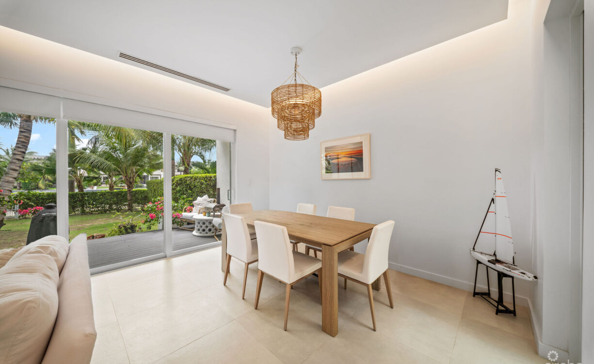 SOLARA #104 | LUXURY TOWNHOUSE IN CRYSTAL HARBOUR