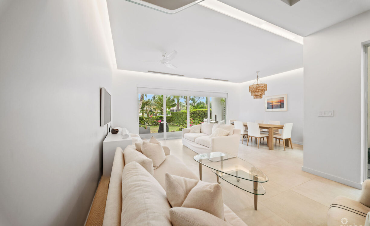 SOLARA #104 | LUXURY TOWNHOUSE IN CRYSTAL HARBOUR