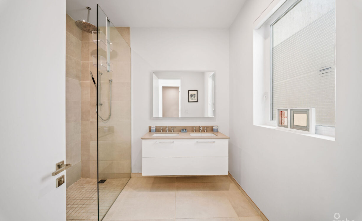 SOLARA #104 | LUXURY TOWNHOUSE IN CRYSTAL HARBOUR