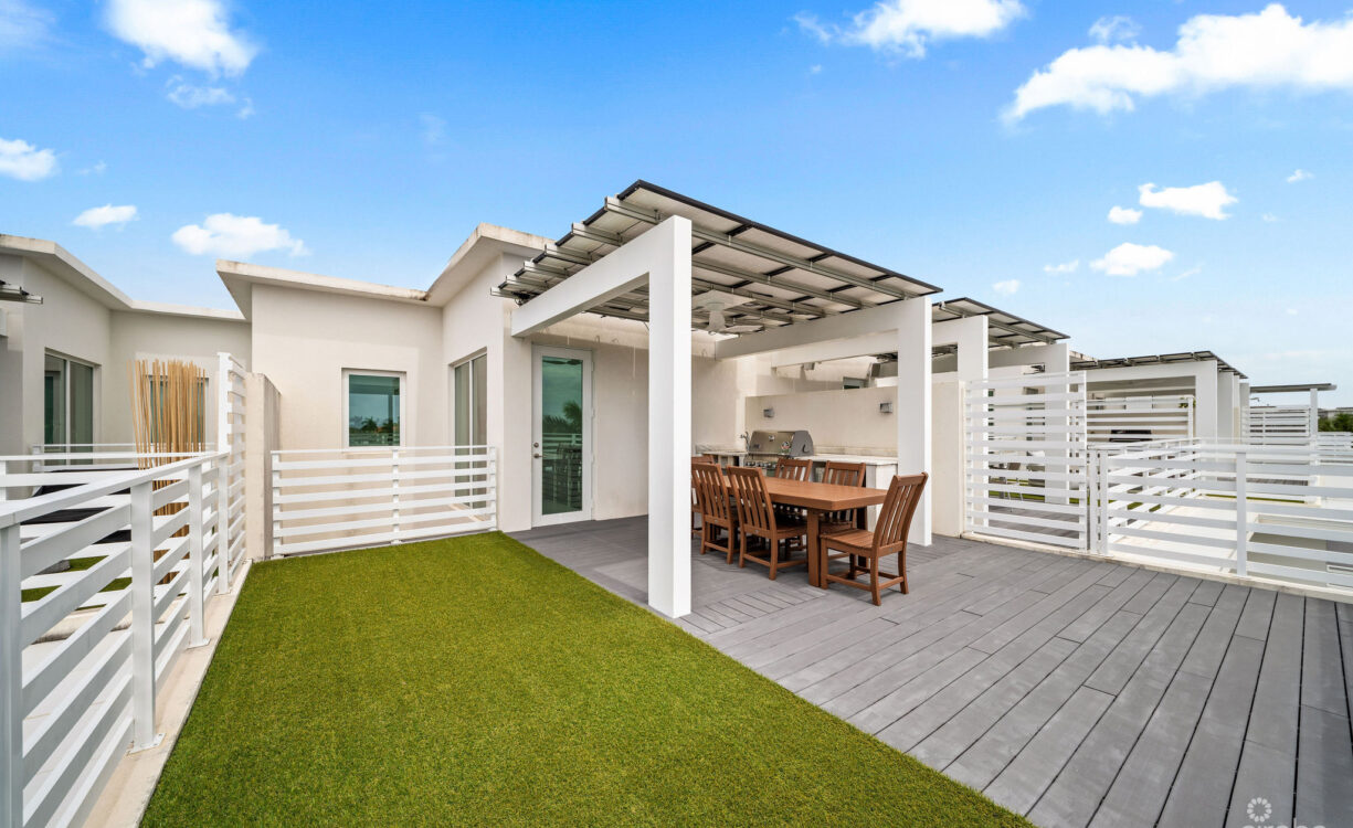 SOLARA #104 | LUXURY TOWNHOUSE IN CRYSTAL HARBOUR