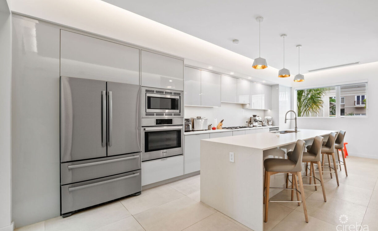 SOLARA #104 | LUXURY TOWNHOUSE IN CRYSTAL HARBOUR