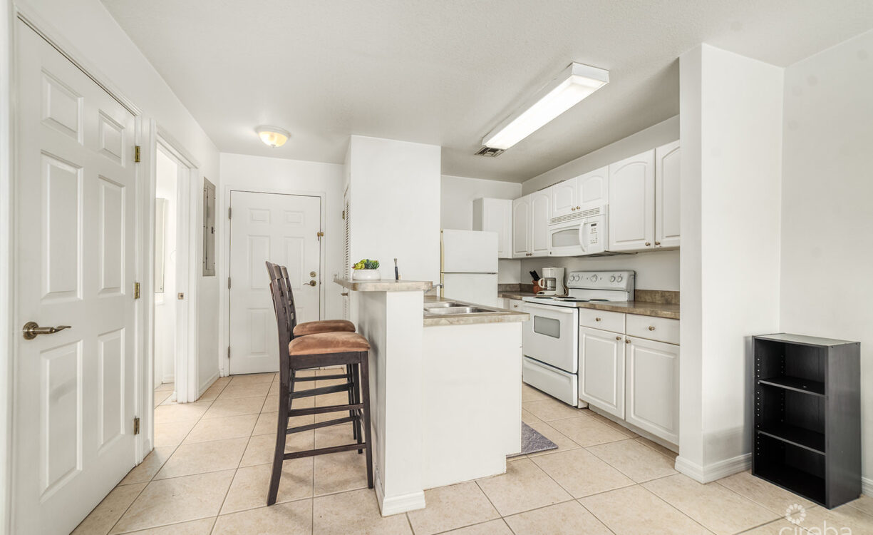 LAKESIDE 1 BED / 1 BATH NEAR CAMANA BAY
