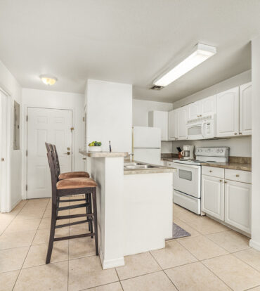 LAKESIDE 1 BED / 1 BATH NEAR CAMANA BAY
