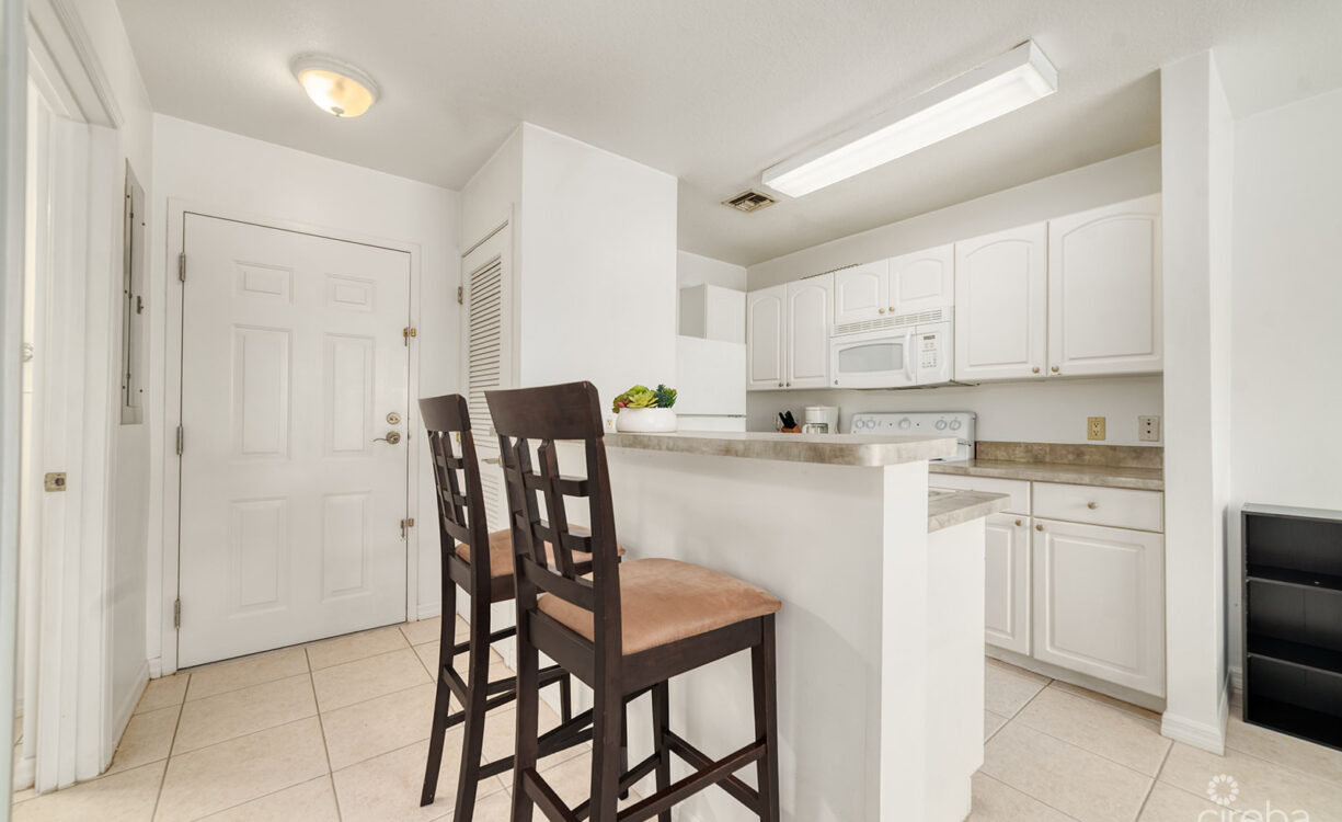 LAKESIDE 1 BED / 1 BATH NEAR CAMANA BAY